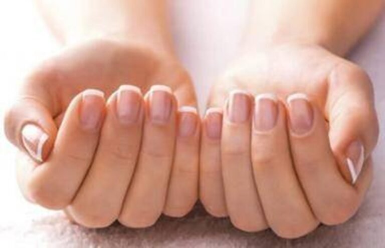 नाखूनों पर लाइन आना